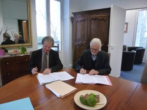 François Meunier, Président de La Résidence Sociale et Christian Tracshel, Président de l'APEI Rueil-Nanterre signent la convention de transfert des établissements